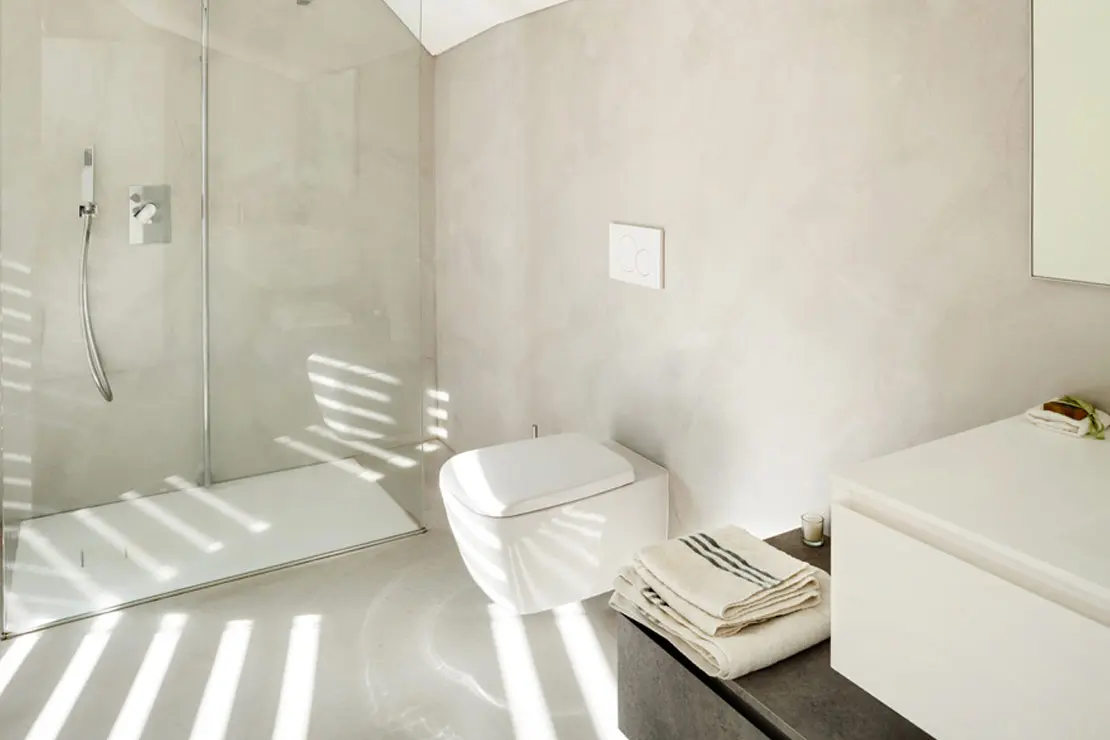 Salle de bain avec sol et murs en béton ciré de couleur claire Salle de bain avec sol et murs en béton ciré de couleur claire