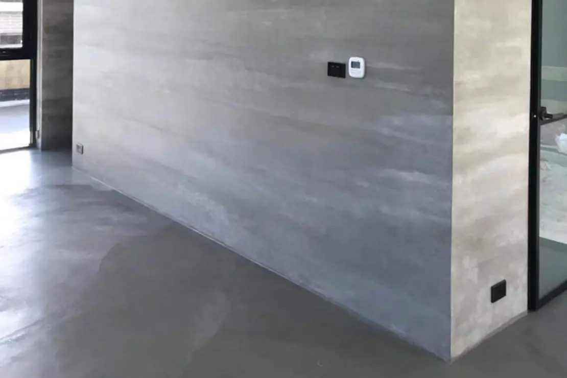 Maison avec des murs et des sols en béton ciré Maison avec des murs et des sols en béton ciré